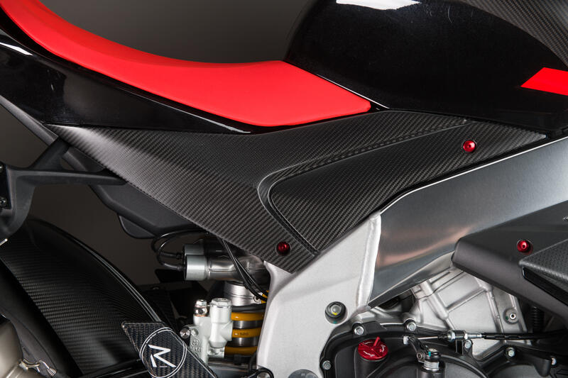 Fianchetti Sotto Serbatoio In Carbonio (Coppia) per Aprilia Lucido