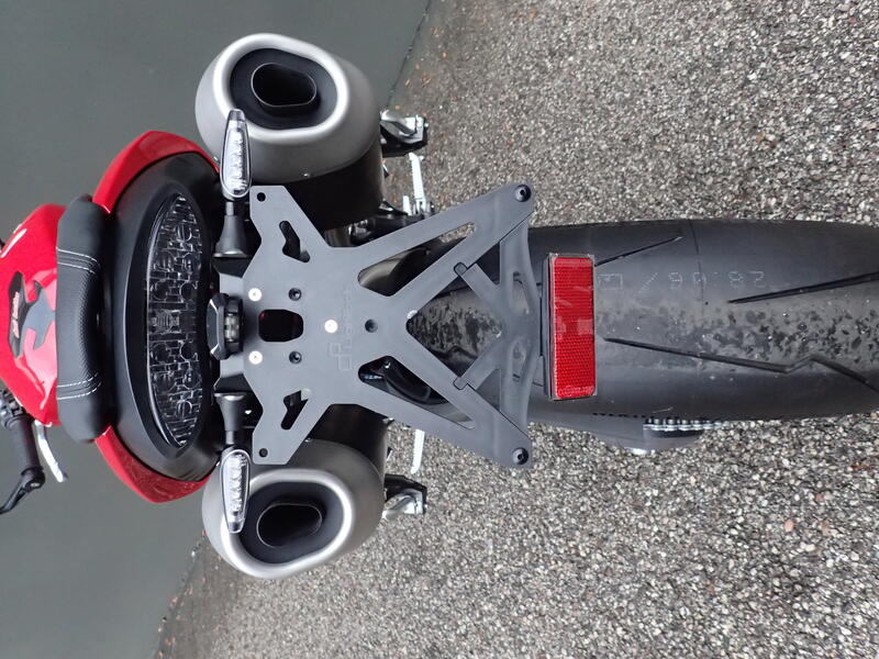 Kit Portatarga Regolabile per Triumph NeroA1